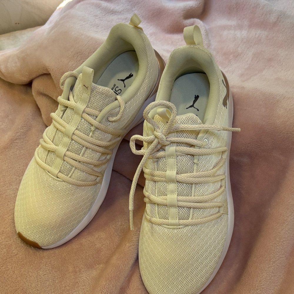 NWOT Puma Off white Women's Beige Sneakers